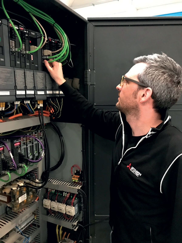 Mitsubishi Electric propone un programma di manutenzione elettronica preventiva MEMIS studiato per allungare la durata e l’affidabilità di funzionamento della macchina, evitare guasti o malfunzionamenti, ridurre i tempi di fermo-macchina imprevisti e diminuire i costi totali di manutenzione della macchina.