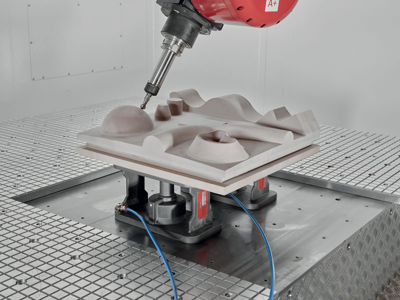 Breton Hawx è indicato per lavorazioni di fresatura e rifilatura ad alta velocità su elementi con forme tridimensionali complesse che vanno dalla lega leggera e passando per i materiali compositi arrivano alla resina, per il mondo della prototipazione, modelleria, stampi, contornature, termoformati, attrezzatura e dime di controllo ma anche molto altro.