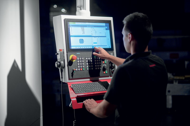 Hawx viene fornita esclusivamente con l’innovativo controllo Siemens Sinumerik One, che permette un’elevata potenza di calcolo e funzioni avanzate come l’utilizzo del Digital Twin.