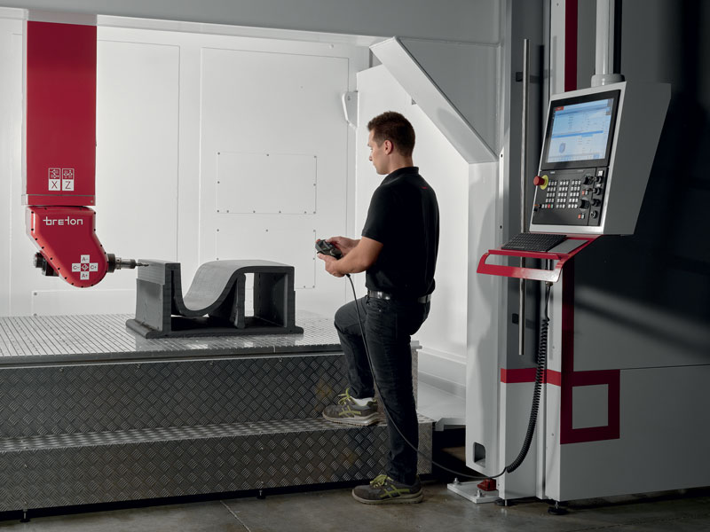 Breton Hawx è facilmente integrabile in tutte le realtà produttive e non richiede speciali fondazioni ed inoltre può essere facilmente riposizionata nell’officina nell’eventualità di una variazione del layout produttivo.