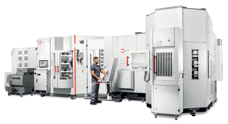 Sistema robotizzato RS 1 con magazzino a scaffali a tre moduli nell’adattamento per due centri di lavorazione Hermle C 22 U.