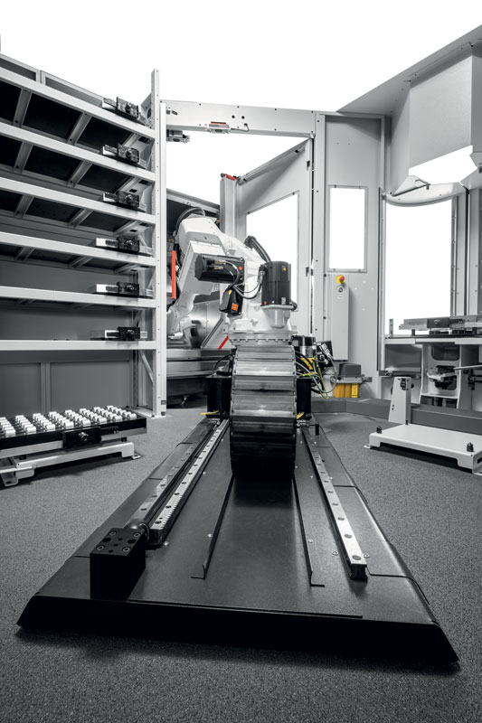 Sistema robotizzato RS 1 con l’asse di spostamento del robot tra i due centri di lavorazione.