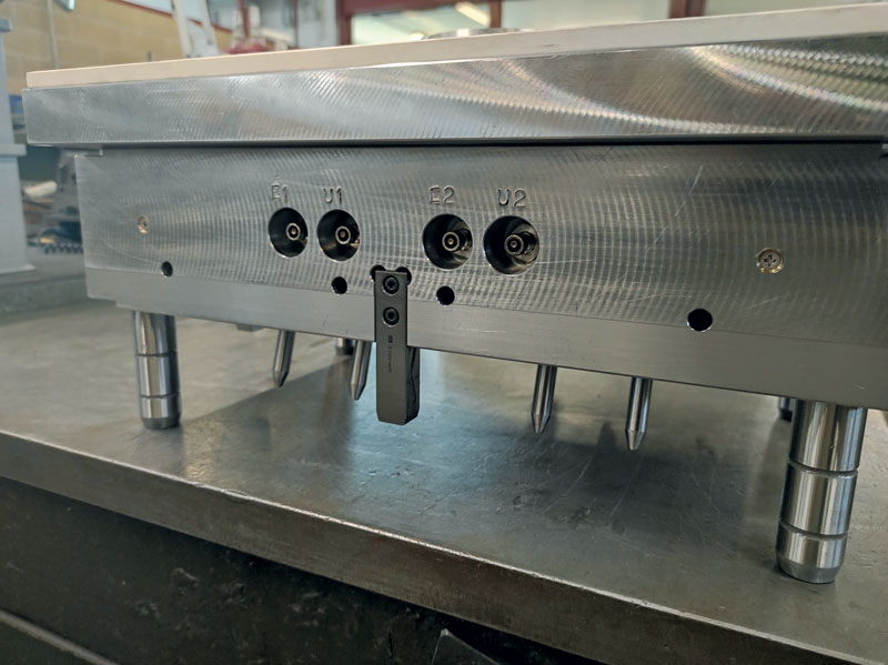 GIASINI ha iniziato la collaborazione con Meusburger acquistando i prodotti normalizzati (piastre, elementi guida, estrattori, molle, punzoni), per poi passare anche al sistema di staffaggio veloce per stampi trancia H3000.
