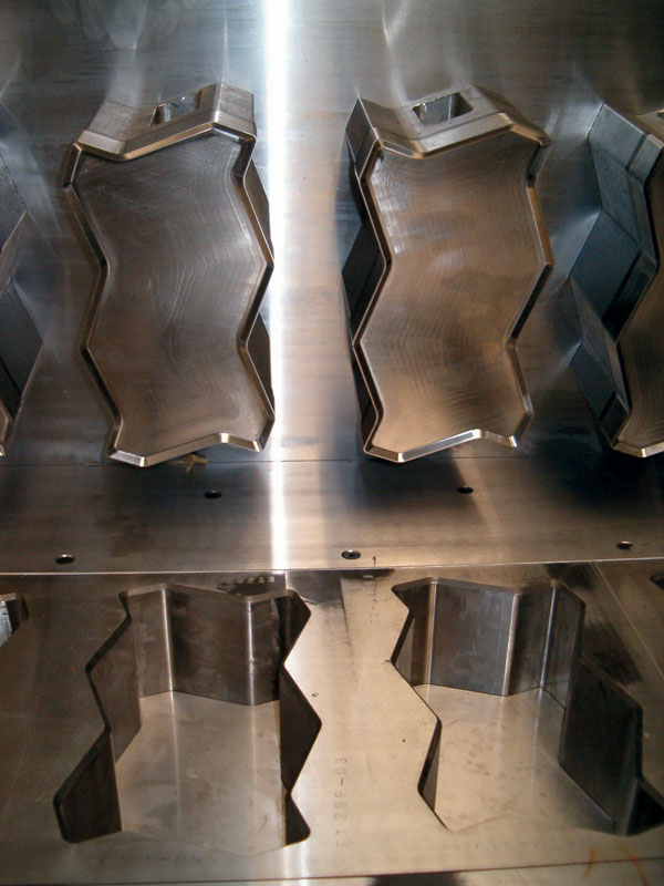 Eurotec è in grado di fornire stampi “chiavi in mano” per la formatura di prodotti in materiale refrattario. Eurotec è in grado di fornire stampi “chiavi in mano” per la formatura di prodotti in materiale refrattario.