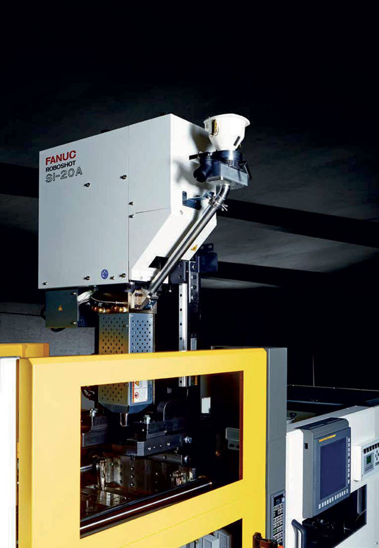 Unità verticale di iniezione SI-20A di FANUC per lo stampaggio a iniezione simultaneo di due componenti.