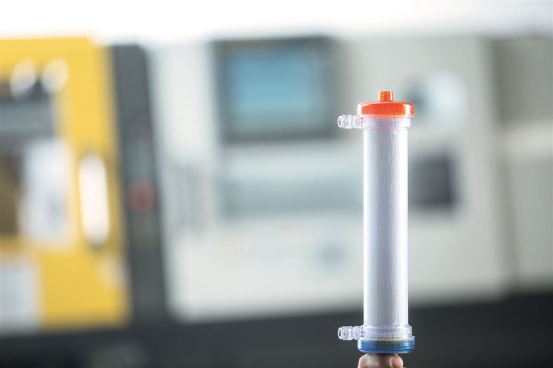 Particolari stampati con una pressa ROBOSHOT: in alto per il settore ottico; a destra per il settore medicale.