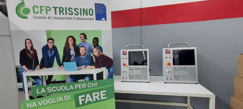 Il Centro Tecnologico è equipaggiato con sette simulatori di programmazione grazie ai quali possono lavorare contemporaneamente più studenti.