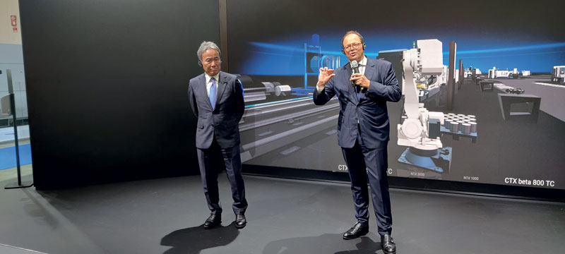 Da sinistra: Dr. Masahiko Mori, Presidente di DMG MORI COMPANY LIMITED, e Christian Thönes, Presidente del Consiglio di Amministrazione di DMG MORI AKTIENGESELLSCHAFT, durante la conferenza stampa a EMO Milano 2021