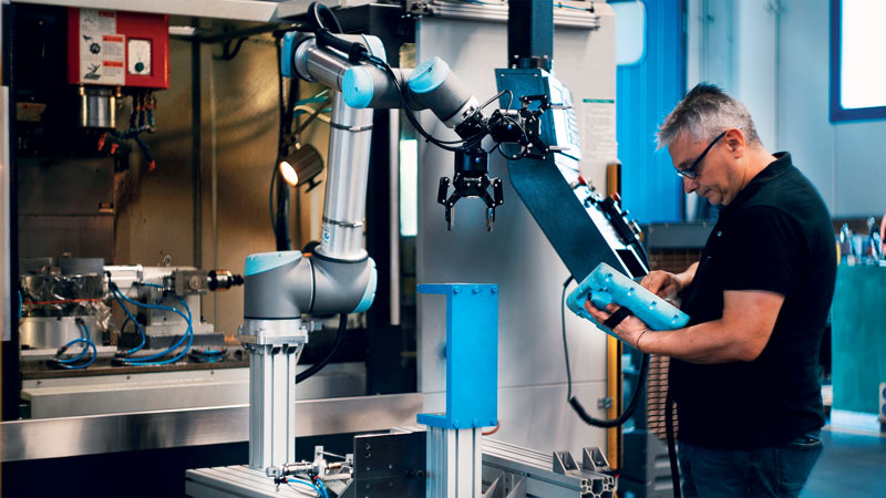 La gestione dei grandi lotti di produzione è garantita da due cobot.