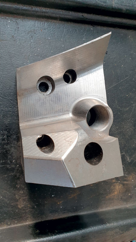 Finitura 5 assi in continuo con frese a barile di un componente stampo trancia per particolare Jaguar.