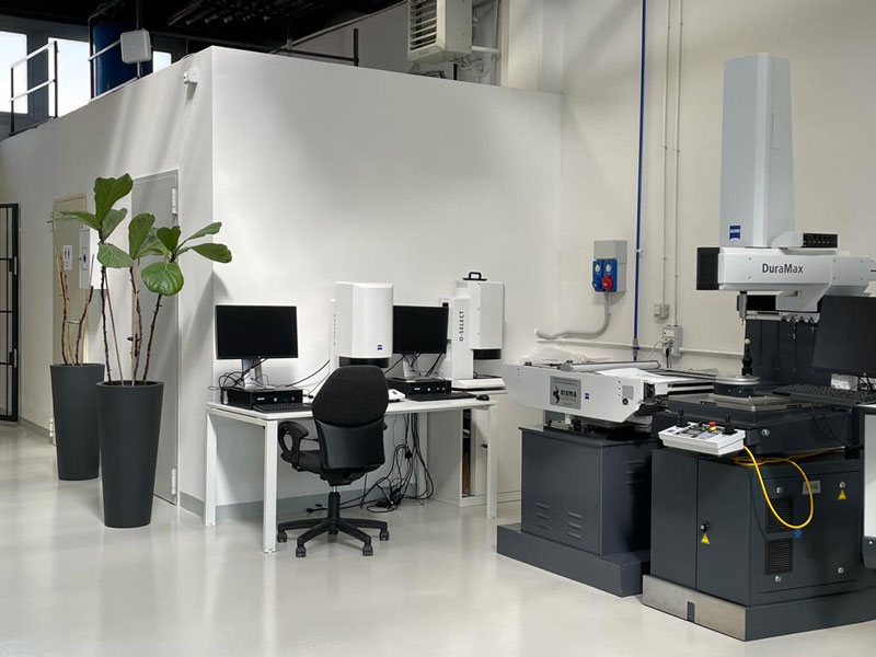 Zeiss è in grado di supportare il cliente in ogni fase del processo produttivo. Zeiss è in grado di supportare il cliente in ogni fase del processo produttivo.