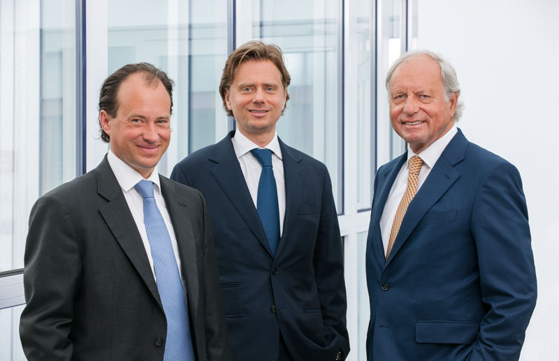 Nel 2011 il gruppo EMCO è stato rilevato dalla Kuhn Holding con sede a Salisburgo. A destra Günter Kuhn, il fondatore, insieme ai suoi figli e Amministratori Delegati Andreas Kuhn (al centro) e Stefan Kuhn (a sinistra).