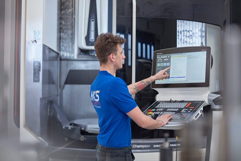 L’officina è equipaggiata con numerose macchine utensili e attrezzature.