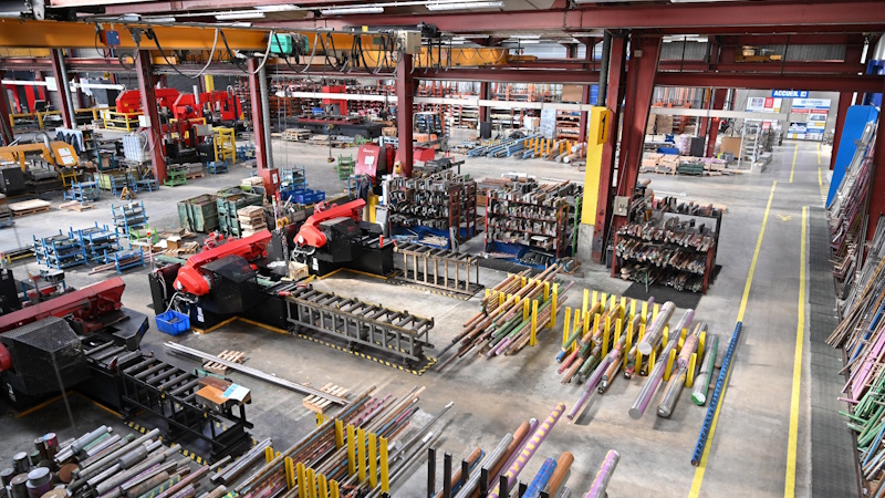 Quali sono le principali innovazioni negli acciai per stampi a caldo e a freddo, e quali vantaggi concreti offrono rispetto alle qualità tradizionali utilizzate dall’industria dello stampo?