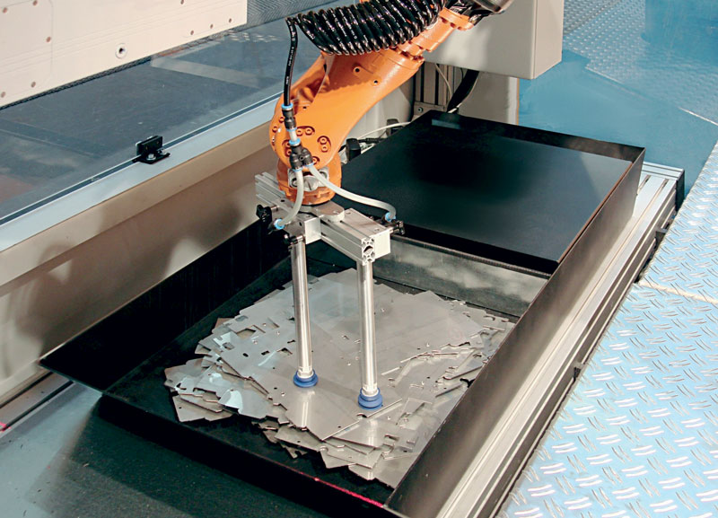 Il Robot del centro di piegatura automatico per pezzi di piccole dimensioni Minibend Center RAS, grazie a un sistema di visione che scansiona il particolare, è in grado di prelevare i pezzi da piegare posti anche disordinatamente in un cassone.