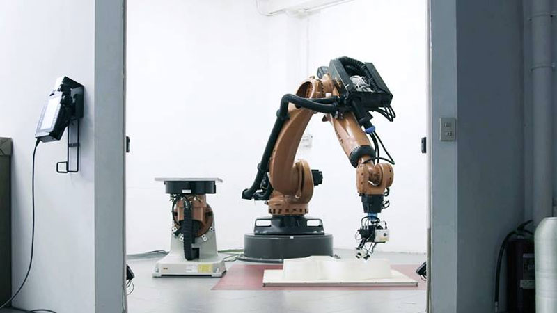 Nell’avveniristico impianto produttivo di Autodesk a Birmingham, i robot KUKA realizzano una prima metà della barca.