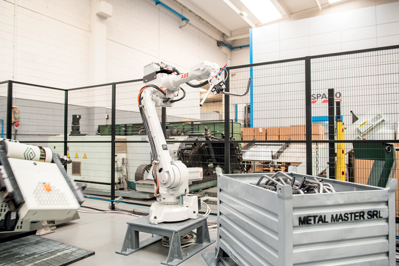 Oggi, in Metal Master, i robot sono parte fondamentale nella maggioranza delle lavorazioni, dalle più complesse a quelle più semplici come lo scarico delle curvatubi.