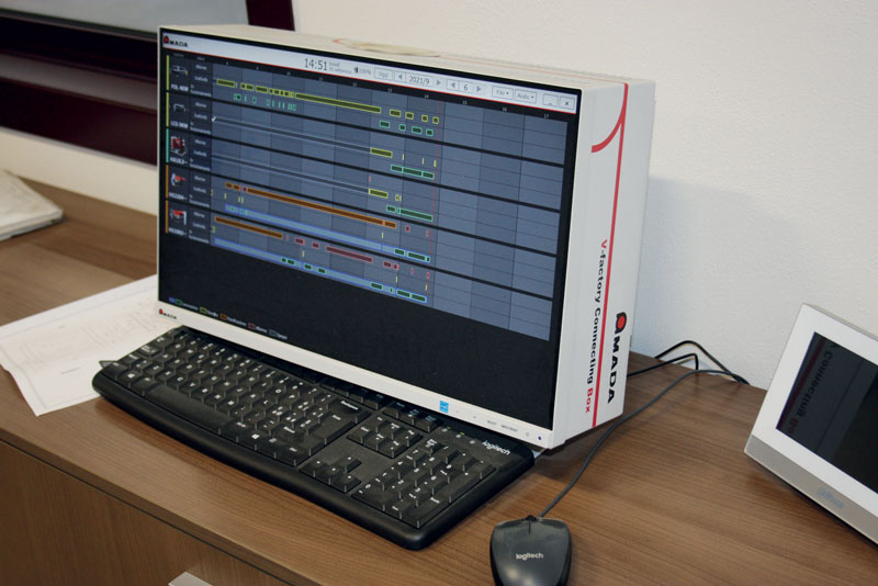 L’ufficio tecnico di Beta monitora costantemente la produzione direttamente sulla V- Factory Connecting Box AMADA.