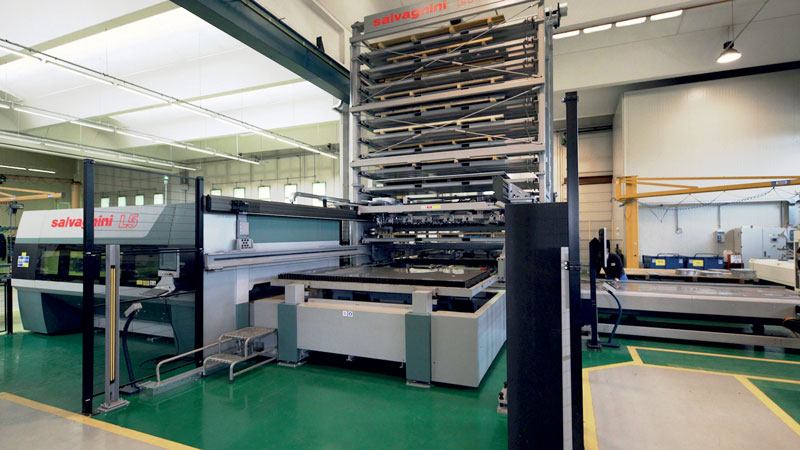 Il laser L5 Salvagnini con magazzino LTWS installato presso lo stabilimento Pompetravaini di Castano Primo.