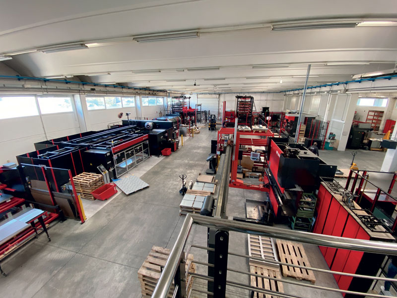 Specializzata nella carpenteria leggera, M.C.M. si è dotata di un parco macchine con un elevato livello di automazione, anche nel settore della piegatura.