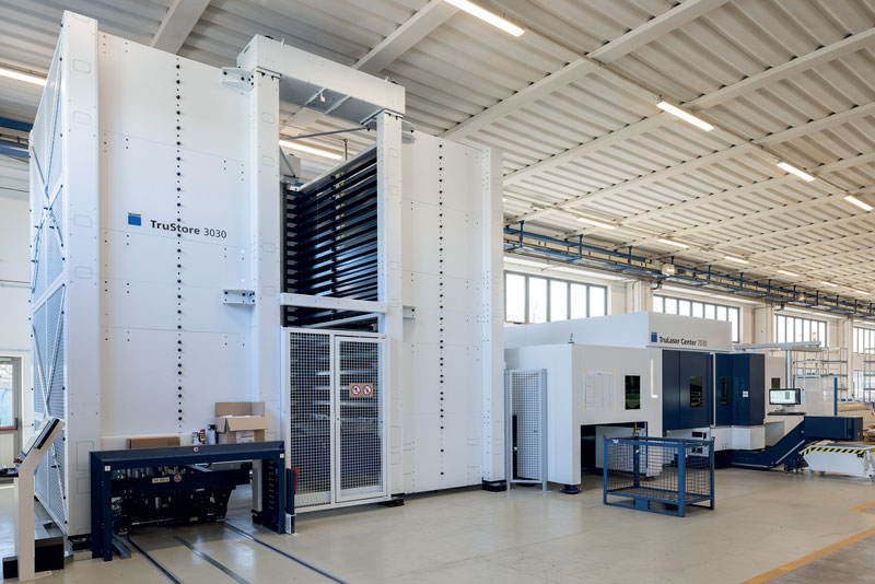 TruLaser Center 7030 integra per la prima volta tutti i processi del taglio laser in una sola macchina.