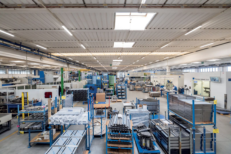 Nata nel 1981, METALINOX è dedita alla trasformazione dell’acciaio inossidabile nel settore dell’arredamento bar e affini.