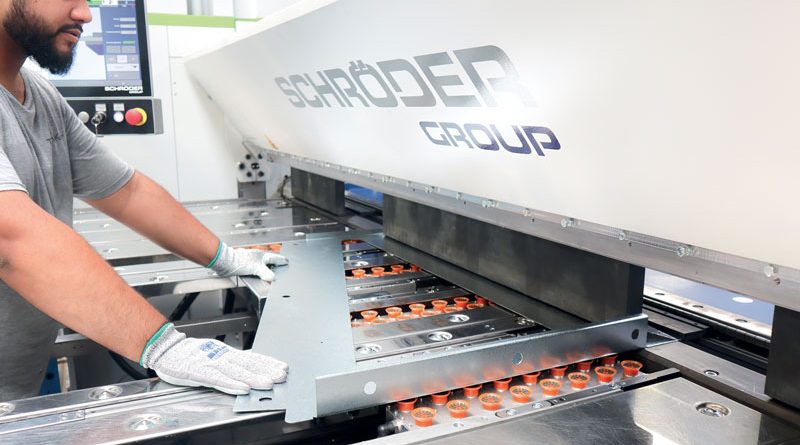 La tecnologia Schröder richiede un solo per operatore per gestire la piega di laminati anche di grandi dimensioni.
