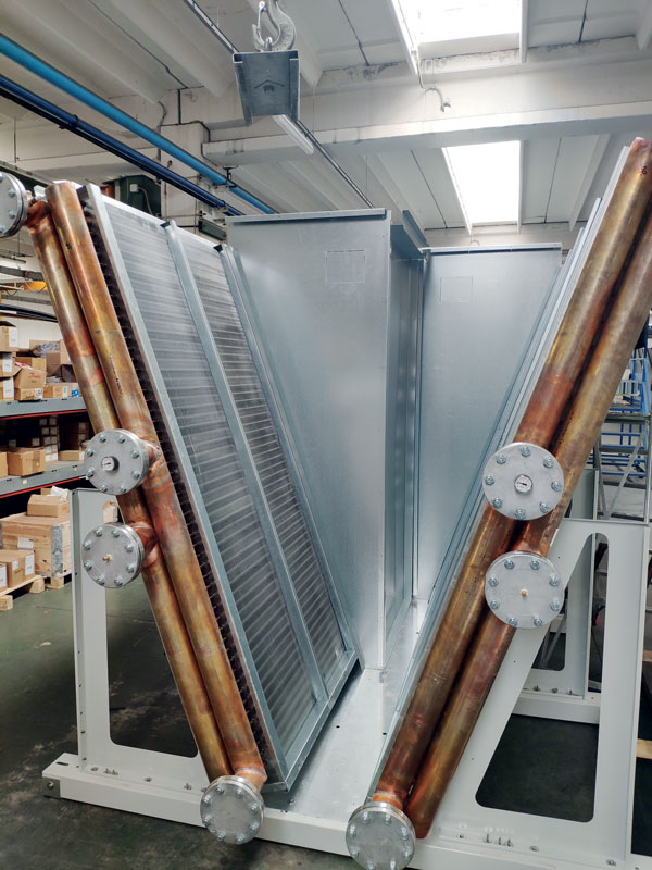 L’interno di una macchina Thermokey con in evidenza i dell’interno di una macchina i lamierati triangolari di grandi dimensioni (lunghi 2,9 m e larghi 1,1 m) lavorati con PowerBend Professional.