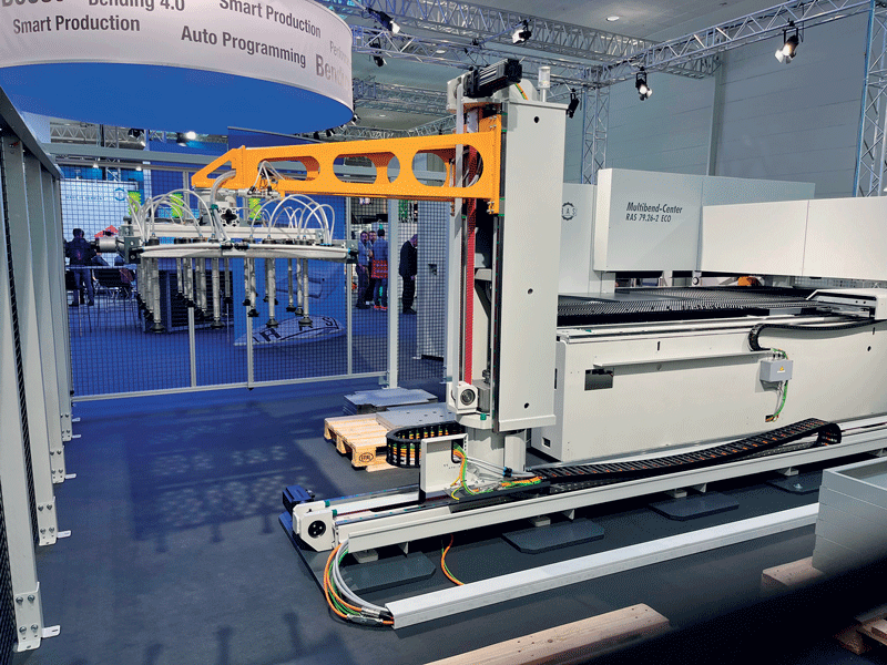Il nuovo centro di piegatura Multibend-Center ECOauto di RAS è caratterizzato da un robot cartesiano di carico e scarico.
