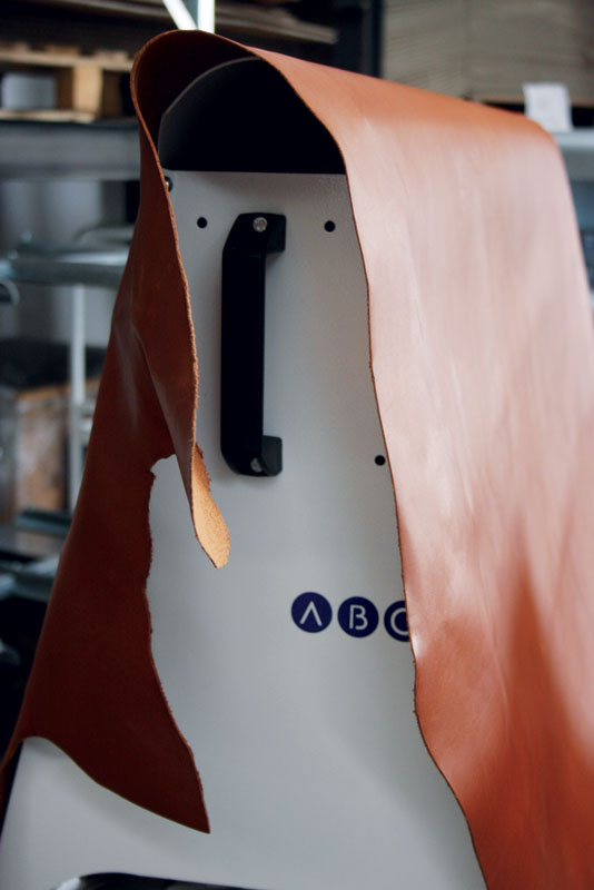 CBC Srl di Prato produce attrezzature su misura per laboratori di pelletteria e calzaturifici, in particolar modo è specializzata nella gestione della fustella e nella movimentazione pelle.