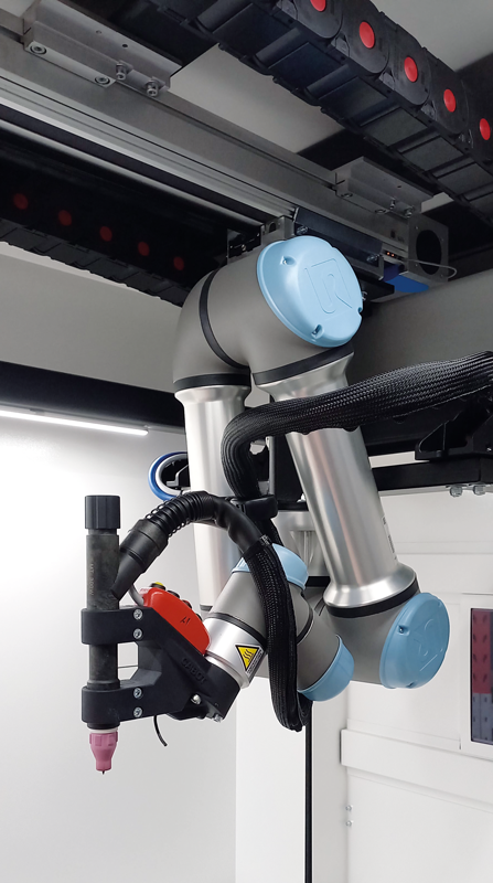 Le soluzioni COBOTIC100 impiegano un robot collaborativo UR5e a 6 assi con 6 giunti rotanti DOF e una precisione di +/- 0,03mm