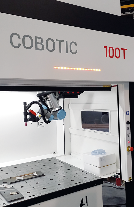 Le COBOTIC 100 hanno un campo di lavoro utile di 2400mm x 1200mm.
