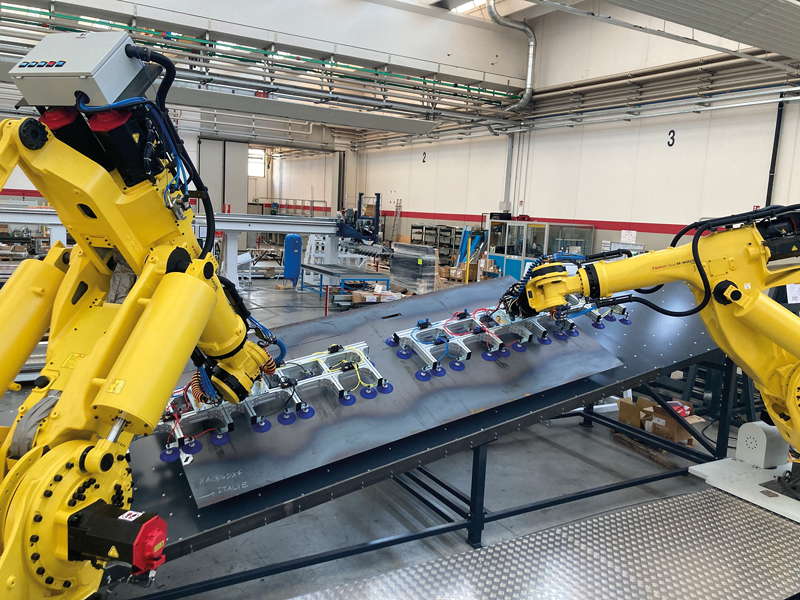 Presso un cliente in Francia sono impiegati due robot FANUC M-900iB/700 con funzione Dual Arm.