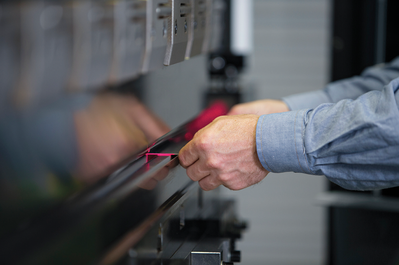 Oltre a piegare i pezzi, gli operatori delle presse piegatrici devono gestire l’impostazione e la configurazione dei dispositivi e dei sistemi di sicurezza e di protezione della macchina.