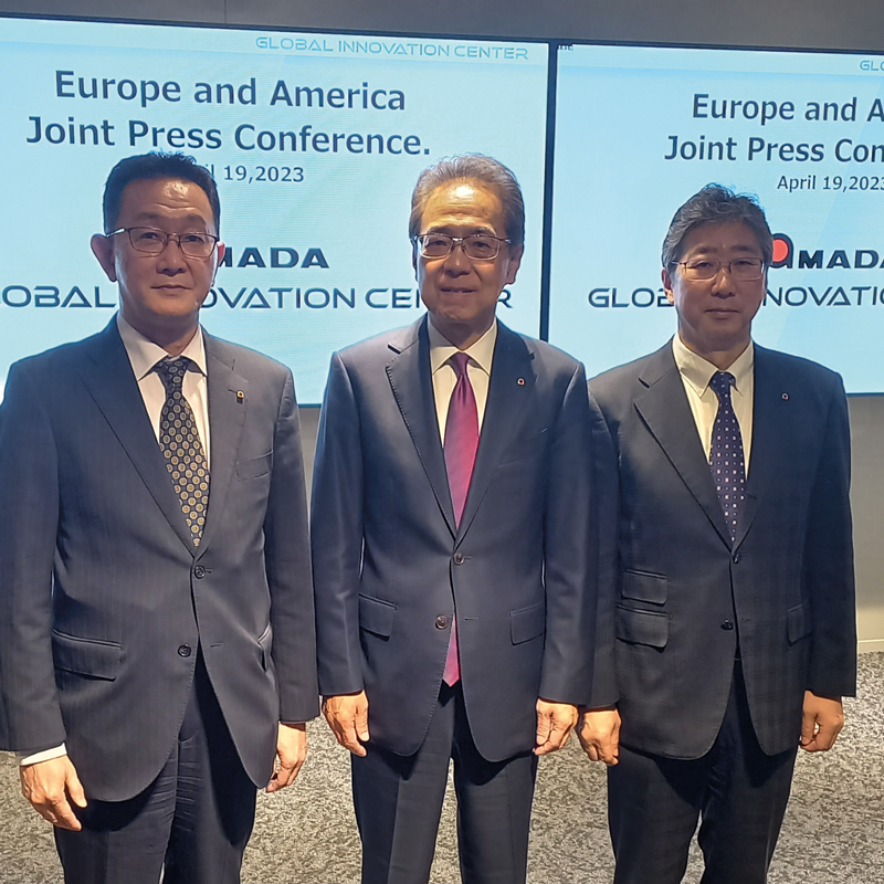 Da sinistra: Takaaki Yamanashi, Tsutomu Isobe e Koji Yamamoto, membri del Board of Directors di AMADA.