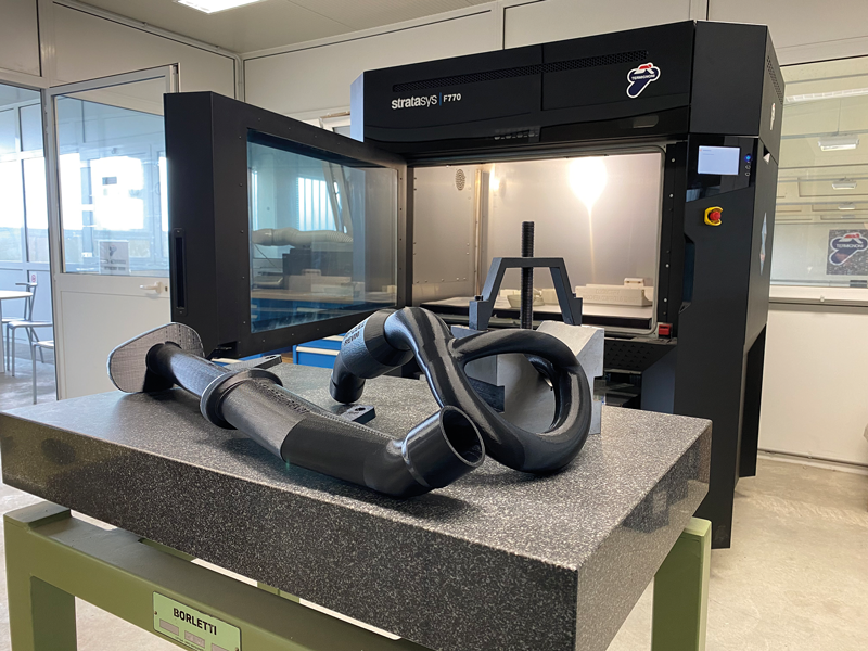 Anziché stampare più parti e incollarle, con il rischio di imprecisioni, errori e inefficienze, l’ampia camera di costruzione della F770 di Stratasys consente di stampare in 3D l’intero componente come un unico pezzo.