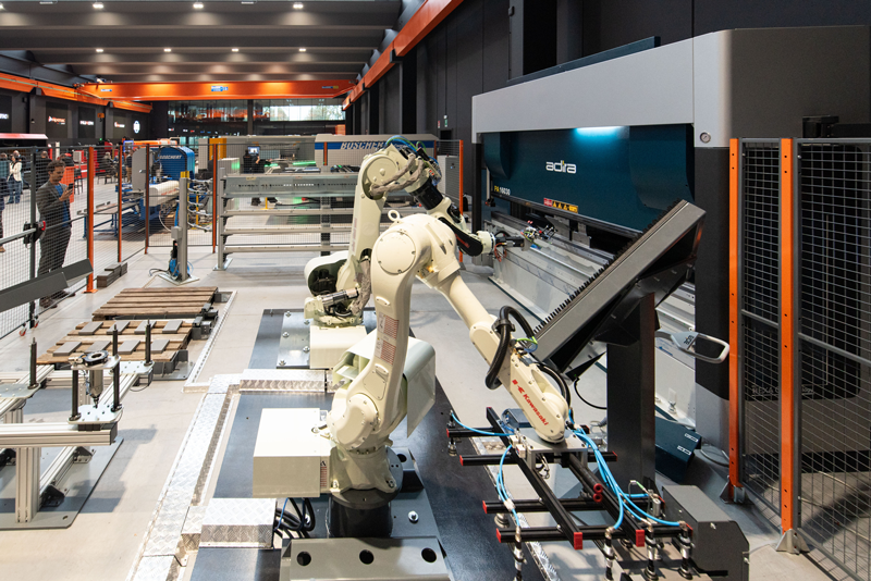 Durante l'open-house, Alpemac ha mostrato in azione una cella di piegatura robotizzata realizzata con Tiesse Robot e Adira.