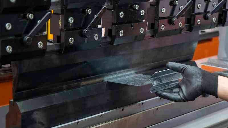 Mercato macchine utensili, ordini in calo nel quarto trimestre 2023 causa attese per nuovi incentivi governativi