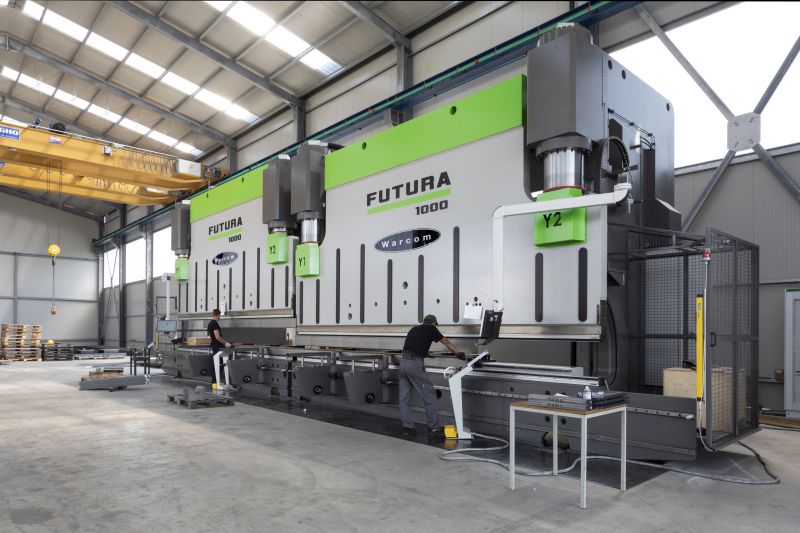 Paolo Robazza, titolare di Warcom insieme al fratello Alberto Robazza, ci racconta gli investimenti per ammodernare la produzione e proseguire con quel approccio 100% Made in Italy che da sempre caratterizza la sua azienda nel mercato delle macchine per la piegatura e taglio laser