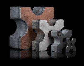 L’alta potenza delle macchine Cutlite permette di tagliare anche spessori elevati (qui pezzi in acciaio) con elevata qualità, anche realizzando cavità di diametro minimo.