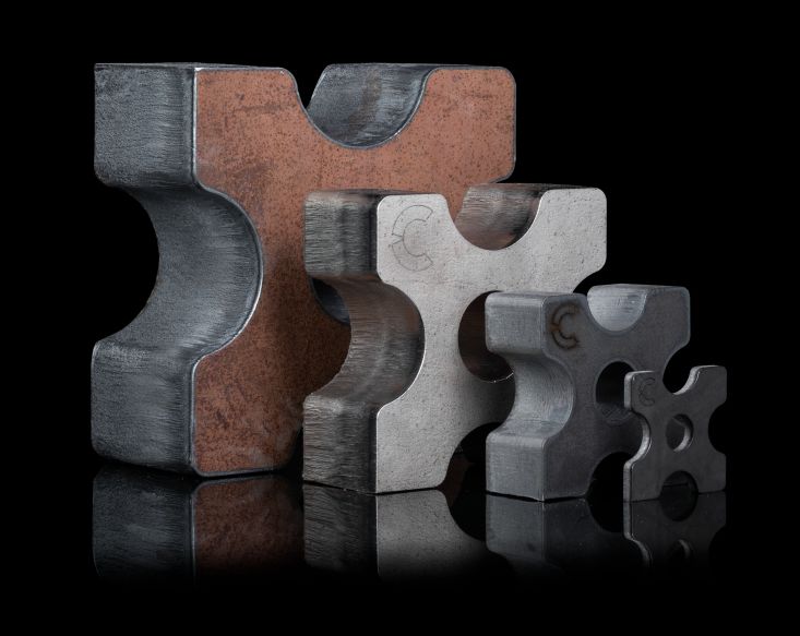 L’alta potenza delle macchine Cutlite permette di tagliare anche spessori elevati (qui pezzi in acciaio) con elevata qualità, anche realizzando cavità di diametro minimo.