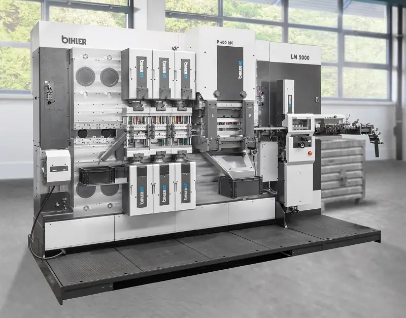 La Bihler LM 2000 offre soluzioni produttive efficienti dal punto di vista del materiale e del risparmio di risorse per i pezzi tranciati e piegati in nastro con la tecnologia degli utensili lineari.