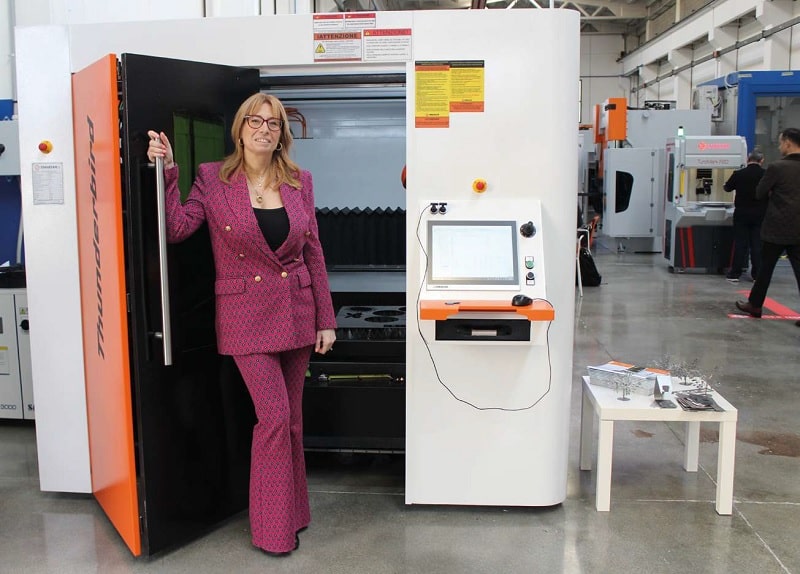 Elena Farina, CEO di Co.Ma.F. con una delle macchine Ermaksan.