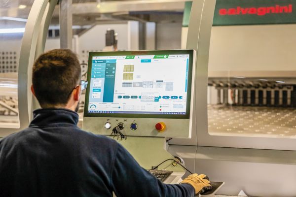 La gestione delle macchine Salvagnini è semplice e intuitiva grazie all'interfaccia uomo-macchina FACE, in uso su tutta la gamma prodotto.