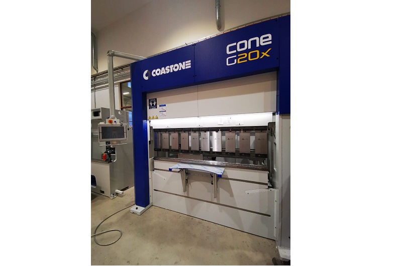NextKey porta sul mercato italiano la tecnologia di CoastOne, costruttore finlandese specializzato nella produzione piegatrici compatte 100% elettriche con viti a ricircolo di sfere.