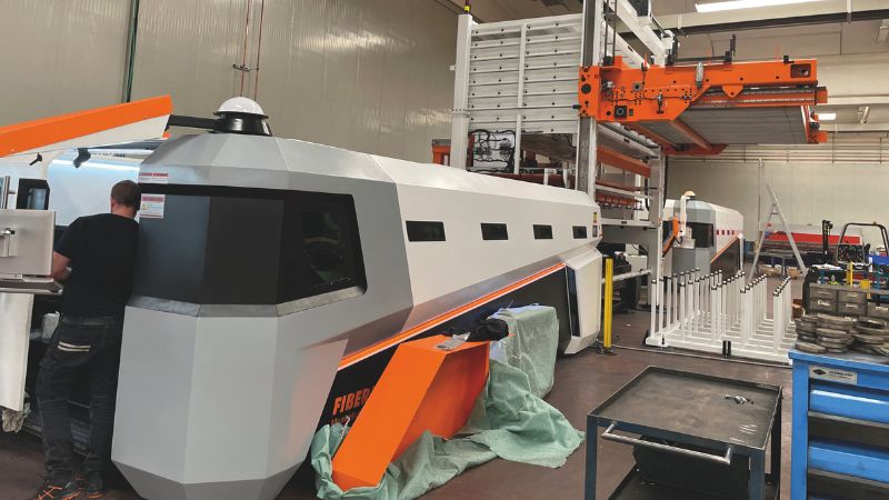 Il laser fibra Ermaksan arrivato in MECAL nel 2023 è asservito da una torre di immagazzinaggio automatico lamiere.