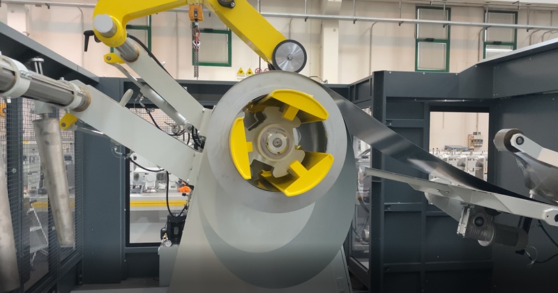 Grazie all’alimentazione completamente automatica del coil, Dalcos EXN II consente una punzonatura risparmio di materiale fino al 20% rispetto alle macchine tradizionali per la lavorazione della lamiera.