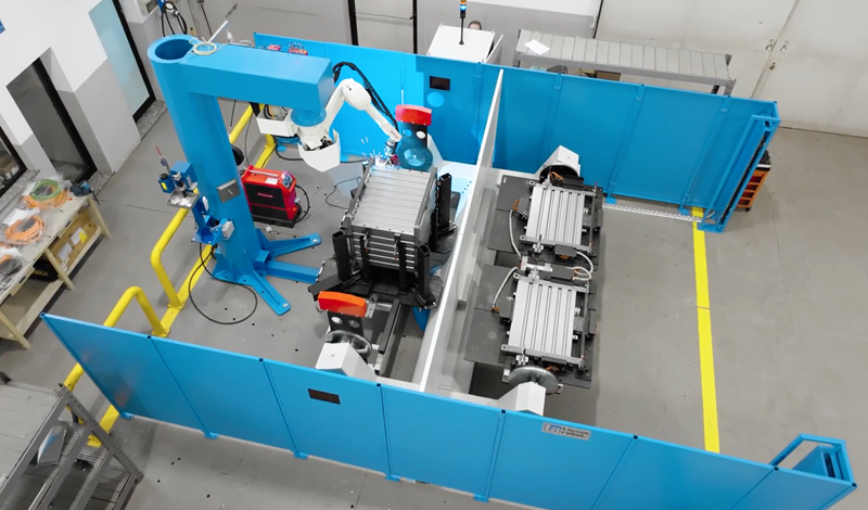 P20V1000 di Tiesse Robot utilizza un robot industriale Kawasaki Robotics RA006L.