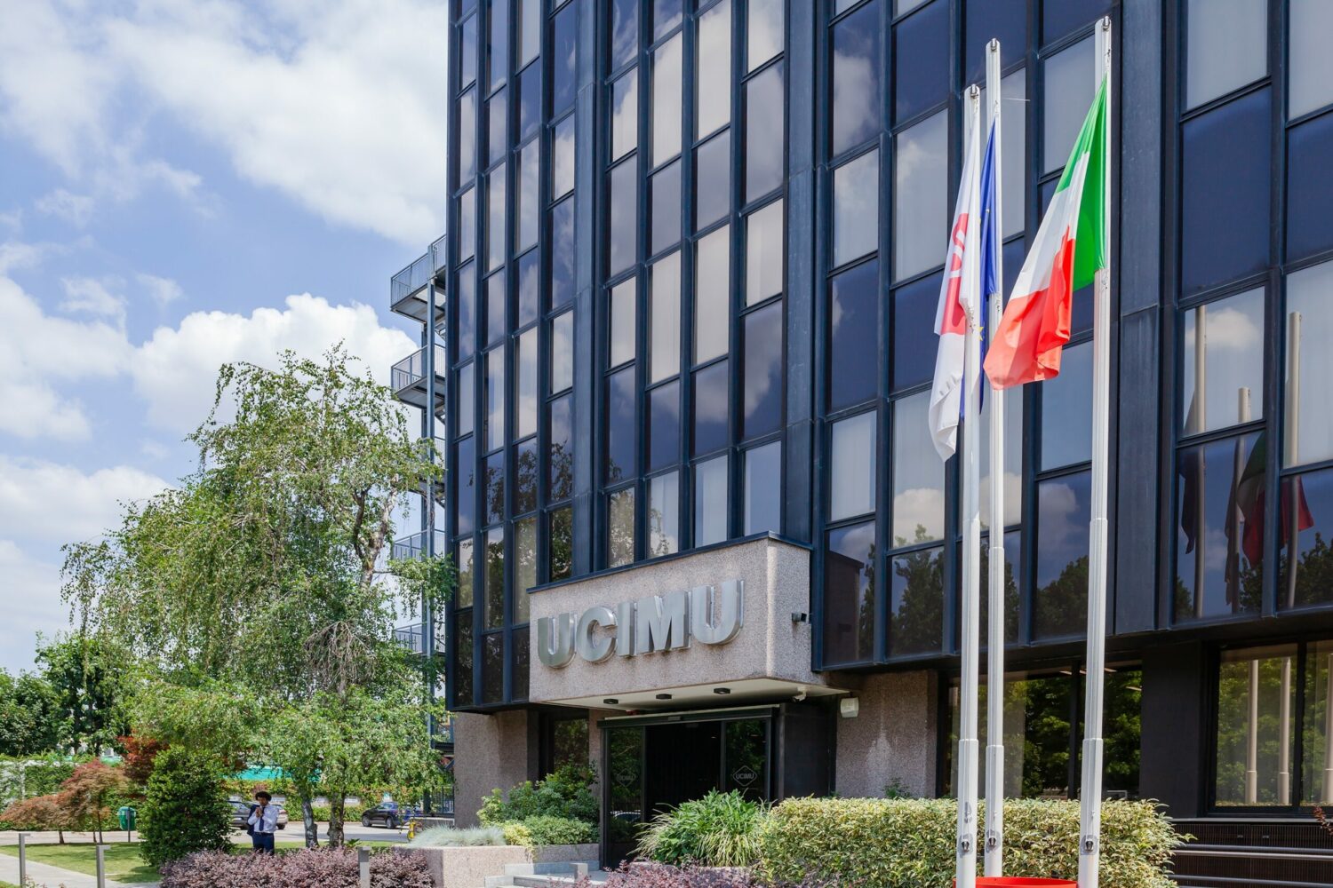 Qualche giorno fa abbiamo pubblicato un contributo di Evomach sul rapporto tra il sistema fieristico e la filiera industriale, che poneva alcuni quesiti su come viene promossa l'innovazione tecnologica durante le fiere. Sui temi sollevati da Evomach è intervenuto UCIMU-SISTEMI PER PRODURRE, associazione dei costruttori italiani di macchine utensili, robot e automazione che ricordiamo è anche promotrice della fiera LAMIERA. Riportiamo quindi il contributo del suo Direttore Generale, Alfredo Mariotti
