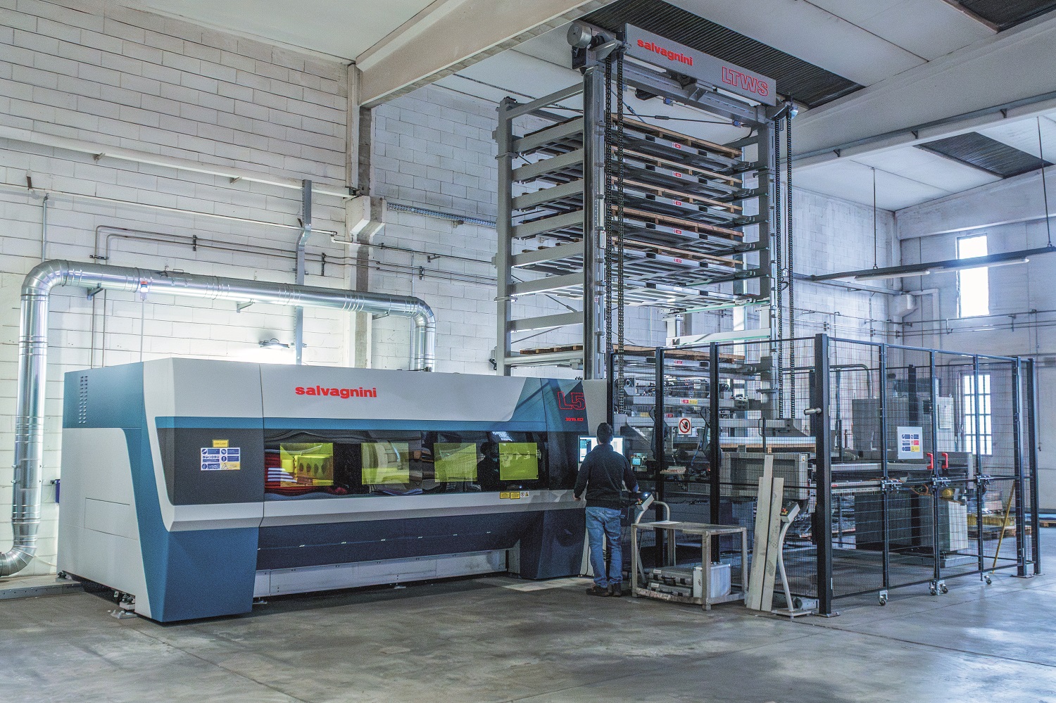 Per rispondere alle proprie esigenze produttive, OMALL ha scelto due macchine di taglio laser fibra L5 equipaggiate di magazzino a torre LTWS e automazione per il carico e lo scarico del materiale.